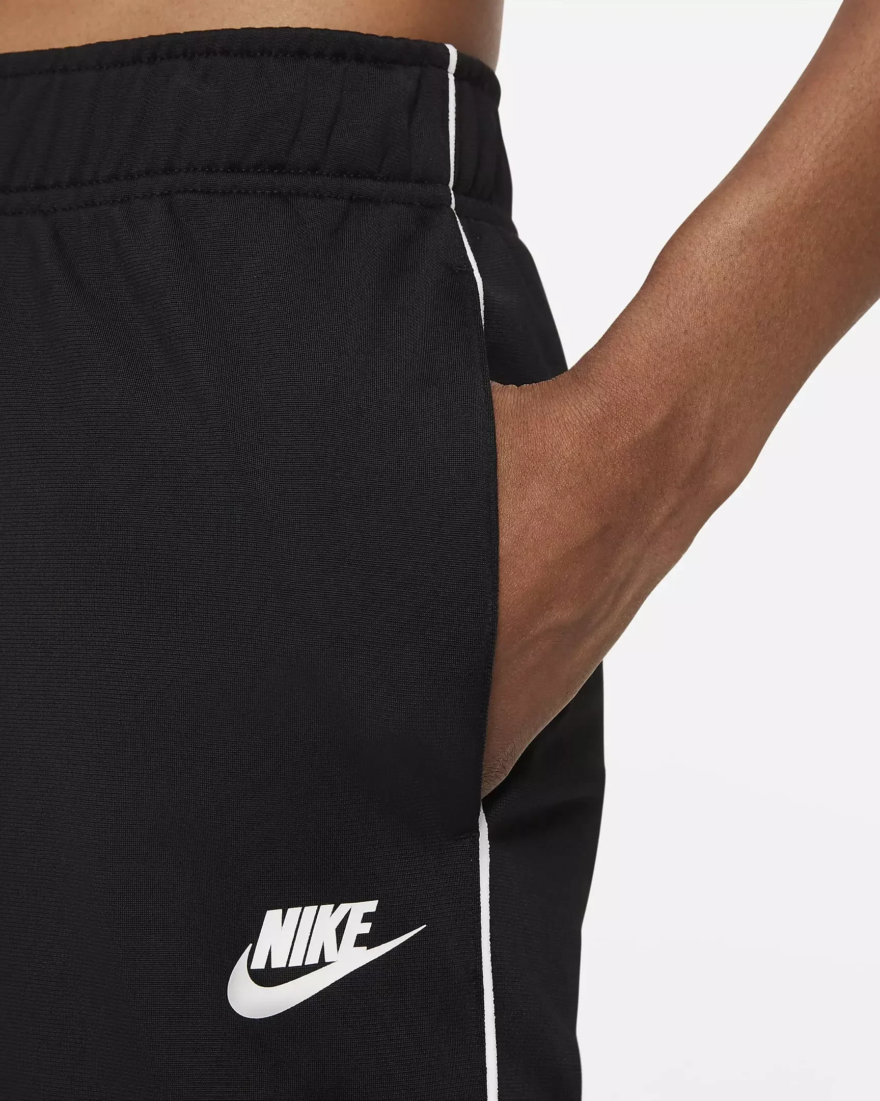 Nike Sportswear
Conjunto ajustado de entrenamiento para mujer — foto 6