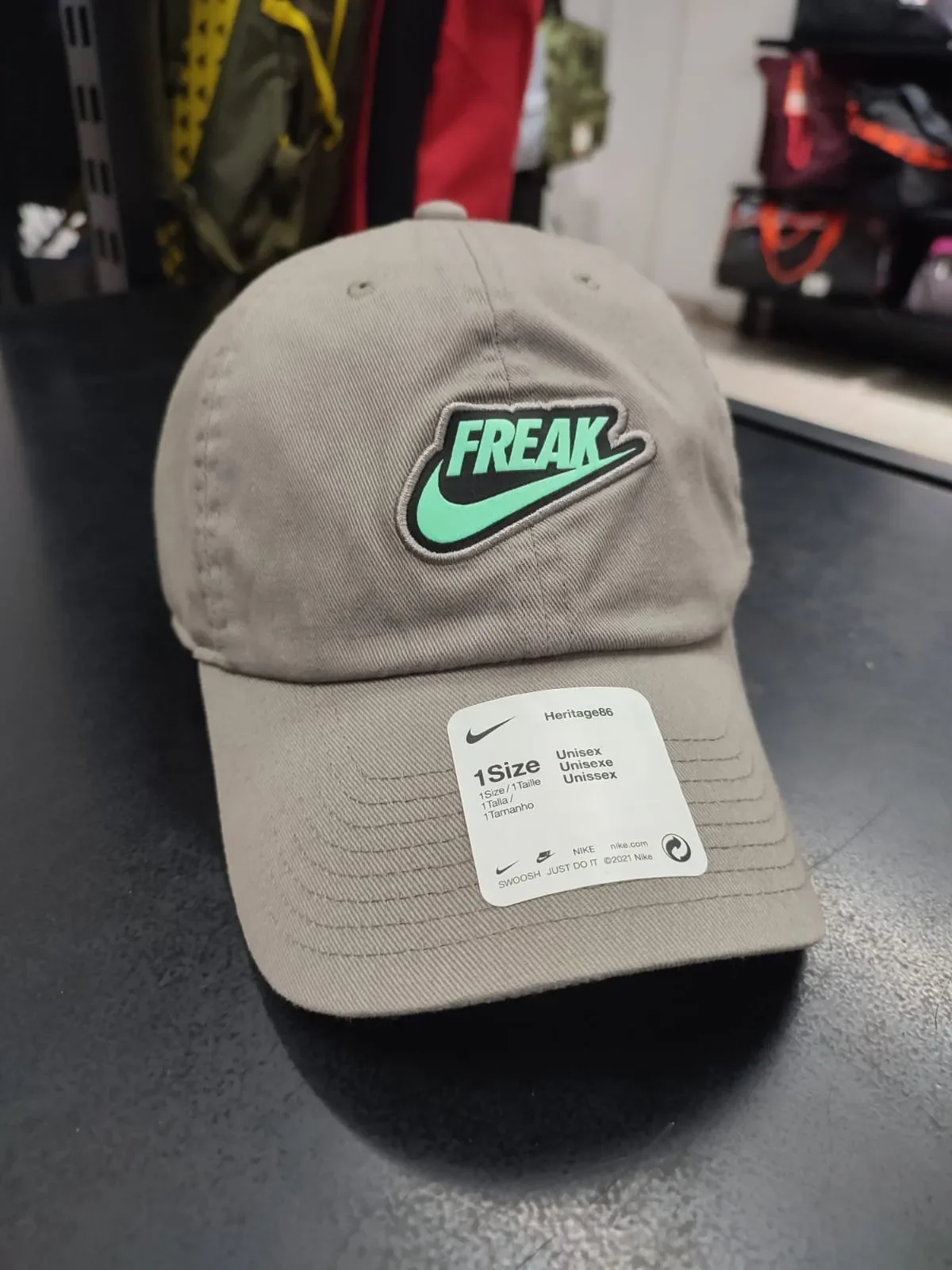 GORRA NIKE DRI-FIT GIANNIS HERITAGE86 - FOSSIL — foto 1