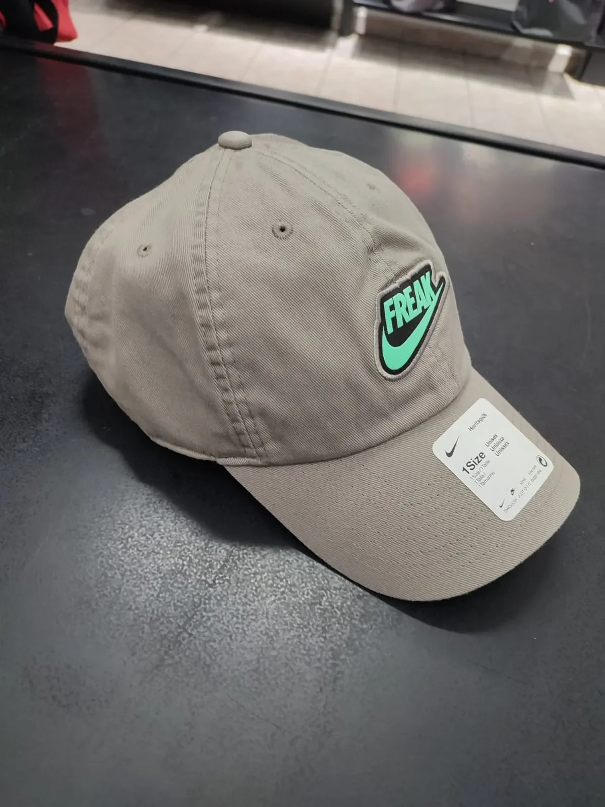 GORRA NIKE DRI-FIT GIANNIS HERITAGE86 - FOSSIL — foto 2