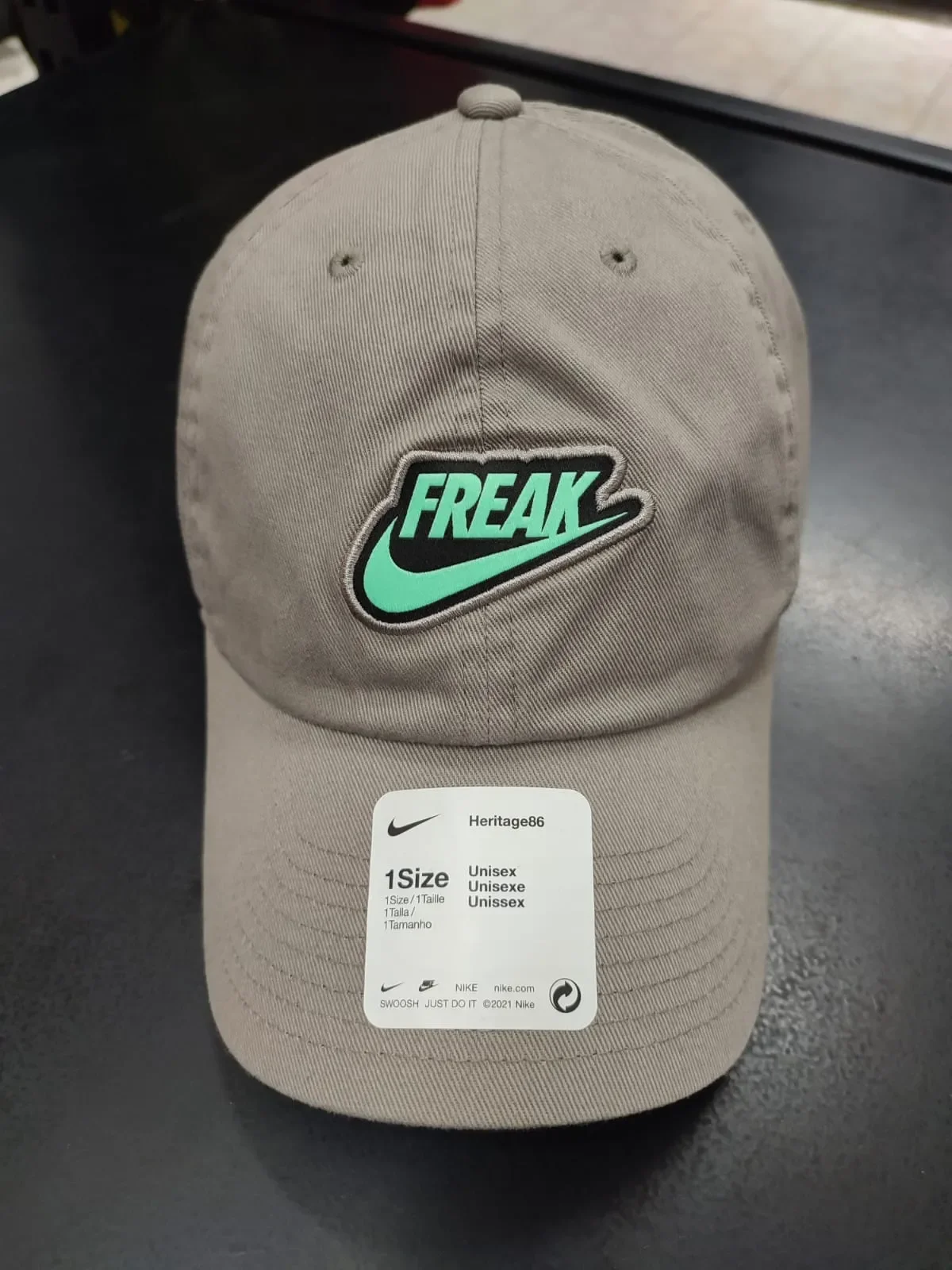 GORRA NIKE DRI-FIT GIANNIS HERITAGE86 - FOSSIL — foto 3
