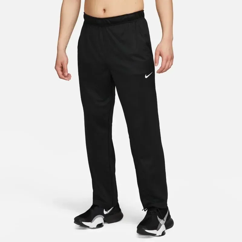 Nike Totality
Pantalón DriFIT versátiles con dobladillo abierto para hombre — foto 1