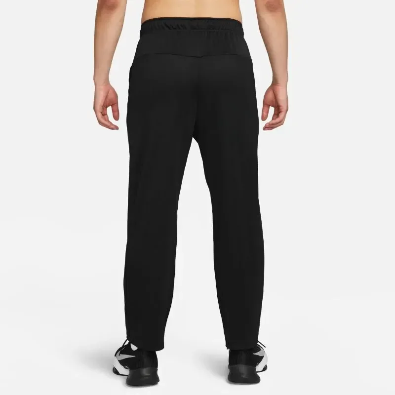 Nike Totality
Pantalón DriFIT versátiles con dobladillo abierto para hombre — foto 2