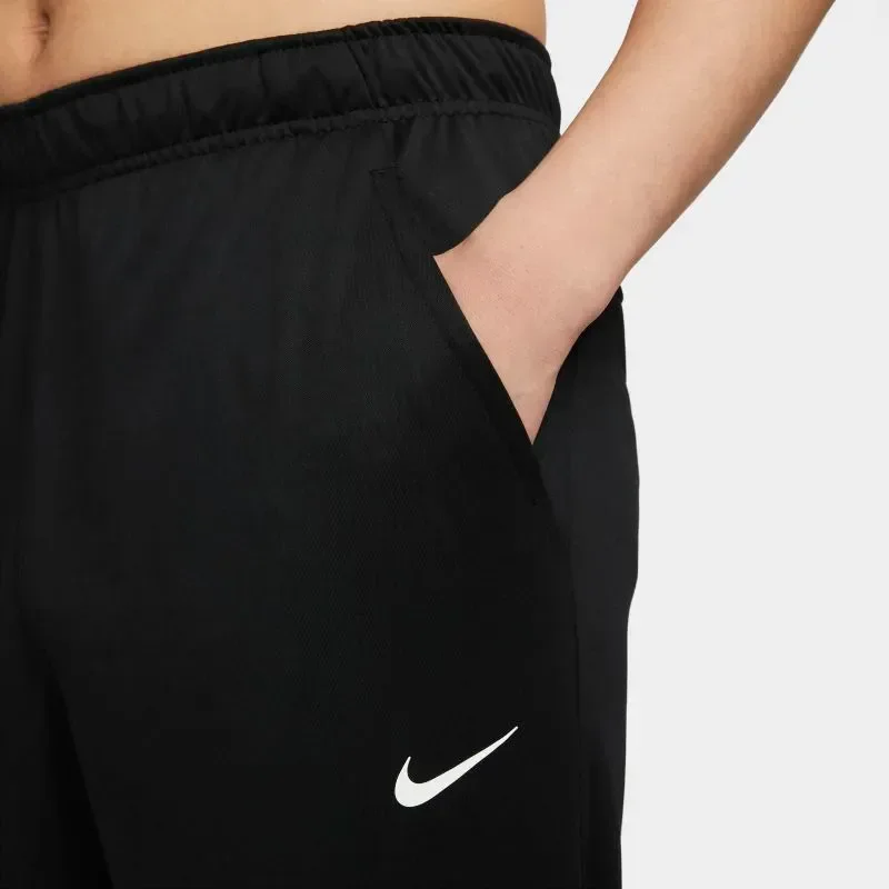 Nike Totality
Pantalón DriFIT versátiles con dobladillo abierto para hombre — foto 3